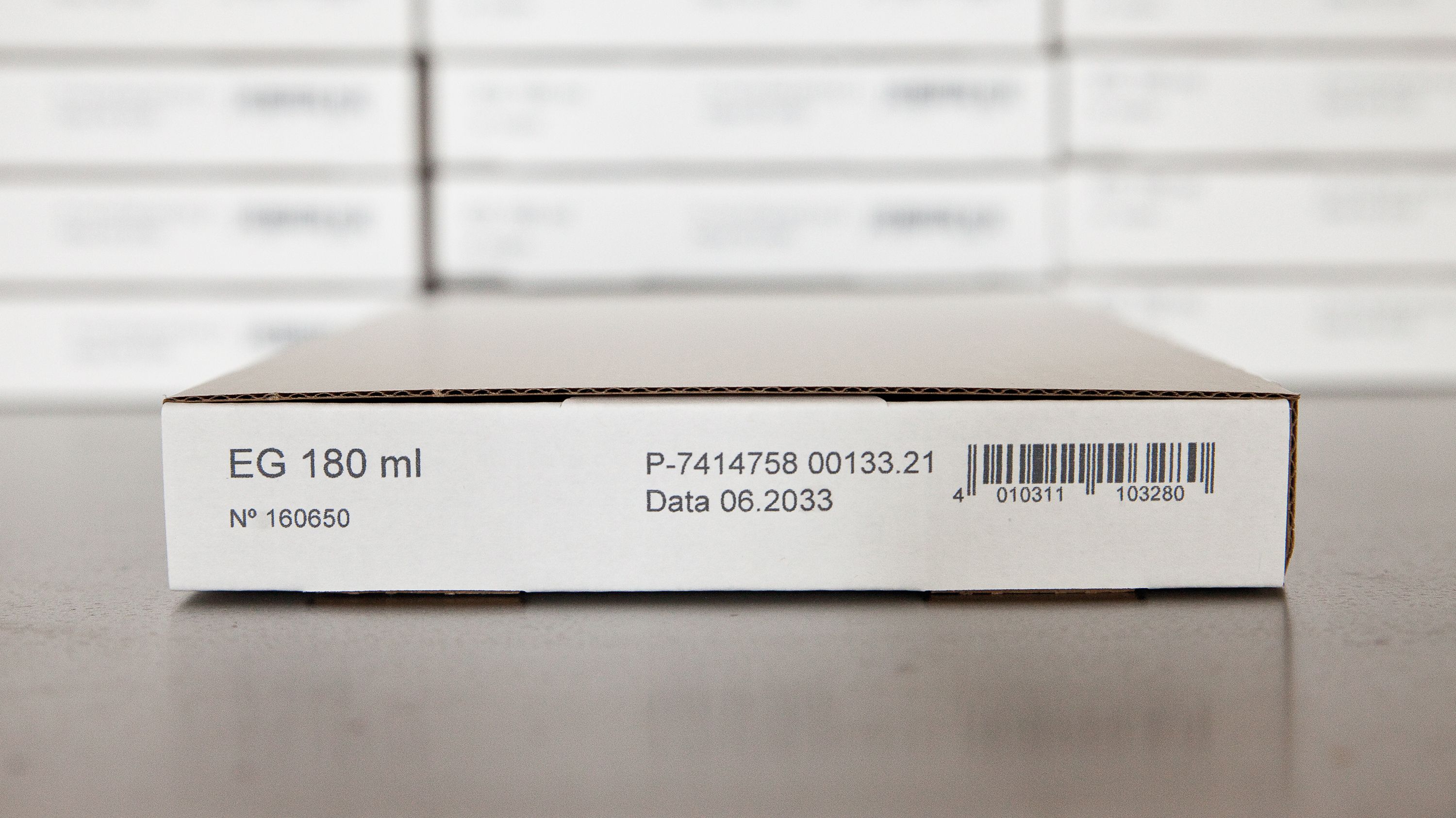 Codigo de barras e informacion en envase de carton blanco_coding_on_cardboard_folding_box_1