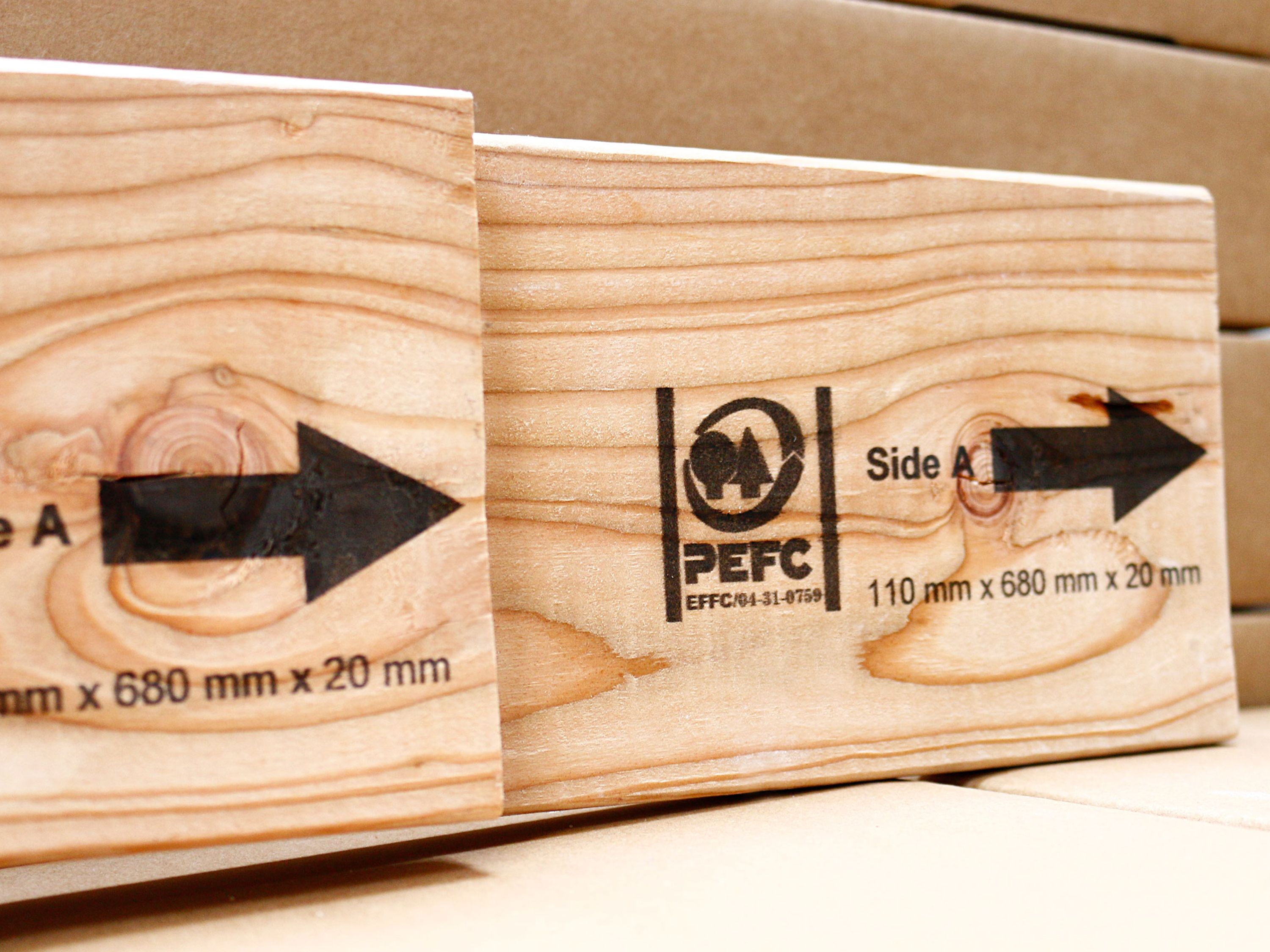 Logotipo e imagenes sobre taco de madera_on_wood_2